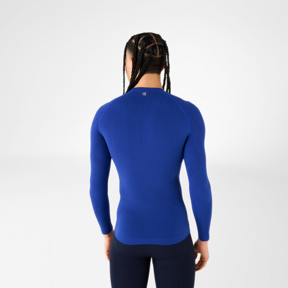 Achteraanzicht van een man in een blauw, nauwsluitend langmouwshirt met gestructureerd ontwerp