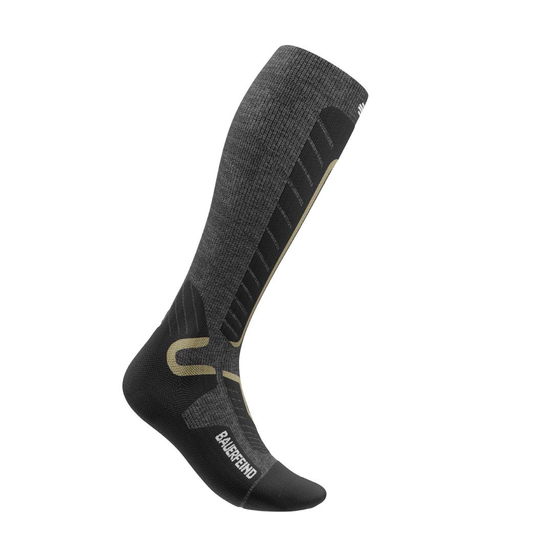De Bauerfeind Ski Alpine Compression Socks in grijs Grijze skisokken tegen een witte achtergrond