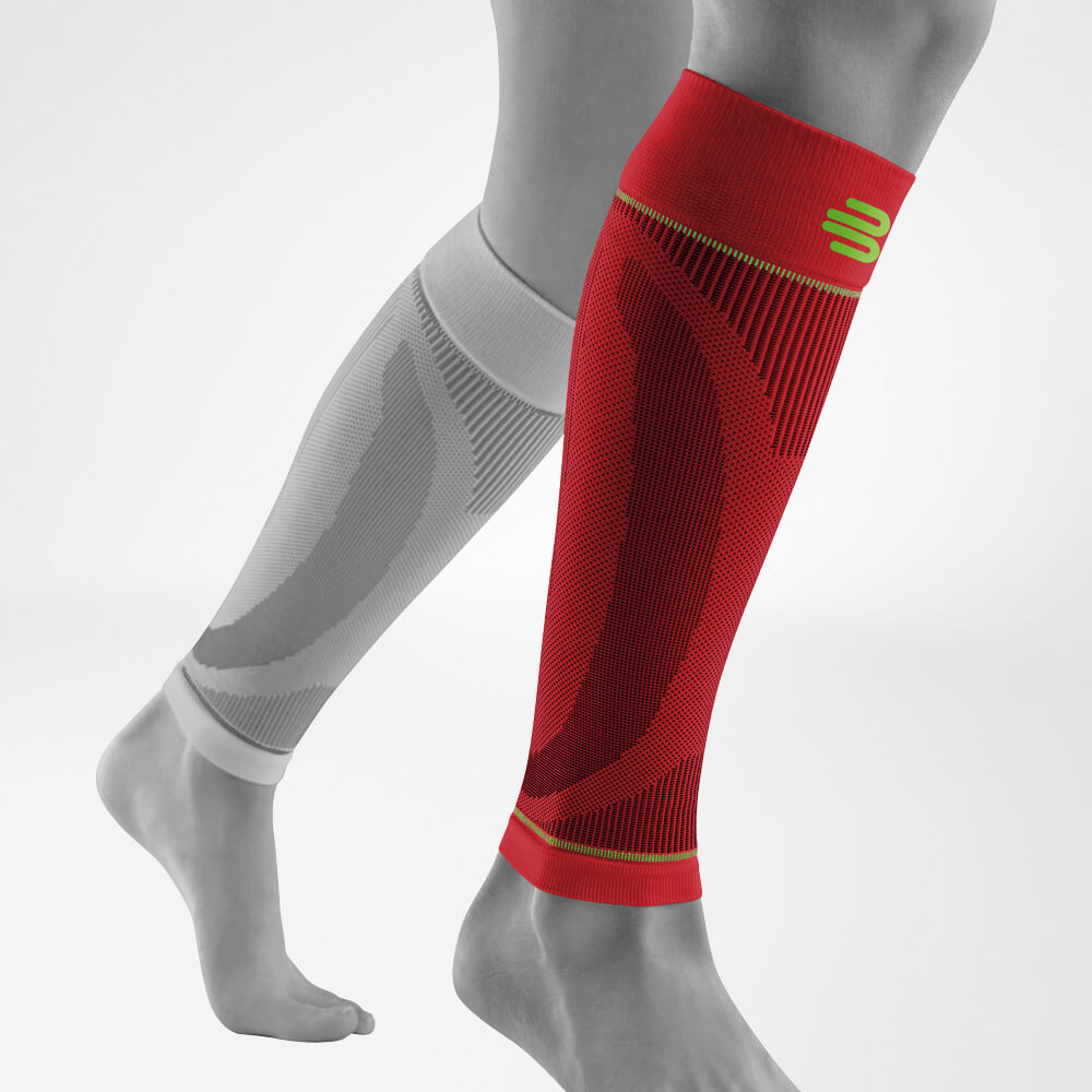 Volledig uitzicht op de rode lagere benen sportmouwen op het gestileerde grijze been