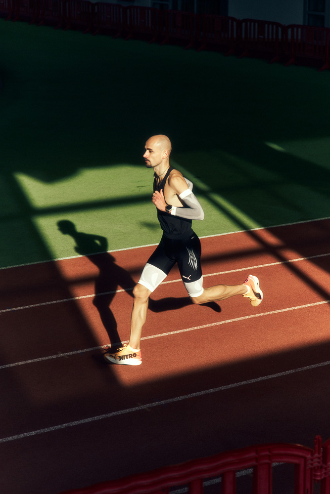 Profi-loper Hendrik Pfeiffer sprint op een indoorbaan met compressie sleeves aan armen en benen voor extra stabiliteit en prestaties.