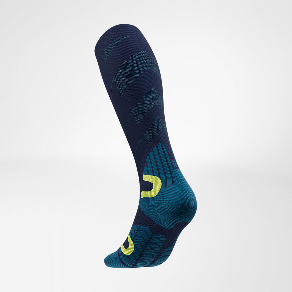 Seitliche Rückansicht des blauen Sportsocken für Ski Touring mit Merinowolle