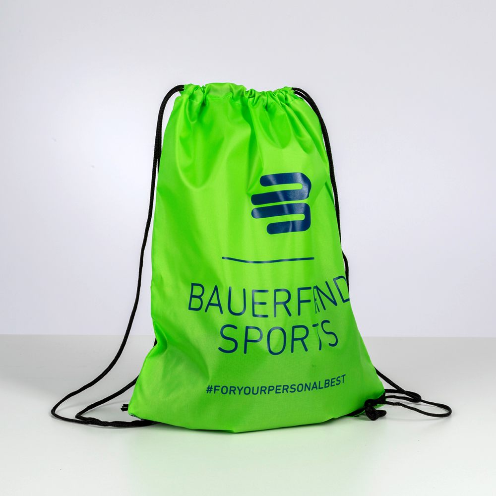 Minimalistisch en functioneel: De Bauerfeind Sports gymtas Studio-opname van een groene Bauerfeind Sports gymtas op een witte achtergrond, met logo en hashtag.