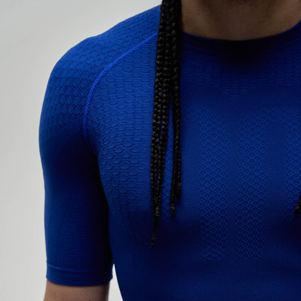 Donkerblauwe compressie en sporttop Schouder van een atleet in een donkerblauwe sporttop