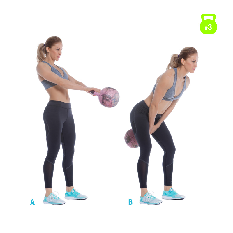 Russische swing met de kettlebell Vrouw maakt een Russische zwaai met de kettlebell