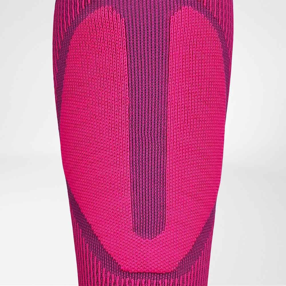 Gedetailleerd beeld op kuitbeschermingszone van Pink Sportsocke voor skiën