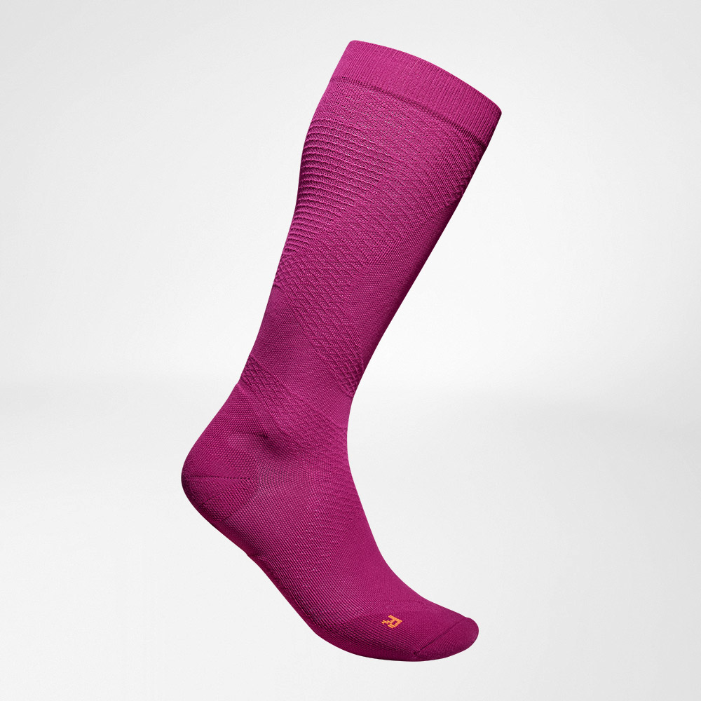 Compressiesokken Sport Ultralight Berry zijaanzicht Lateraal compleet uitzicht op de met bessen gekleurde luchtige gebreide compressiesokken om te rennen
