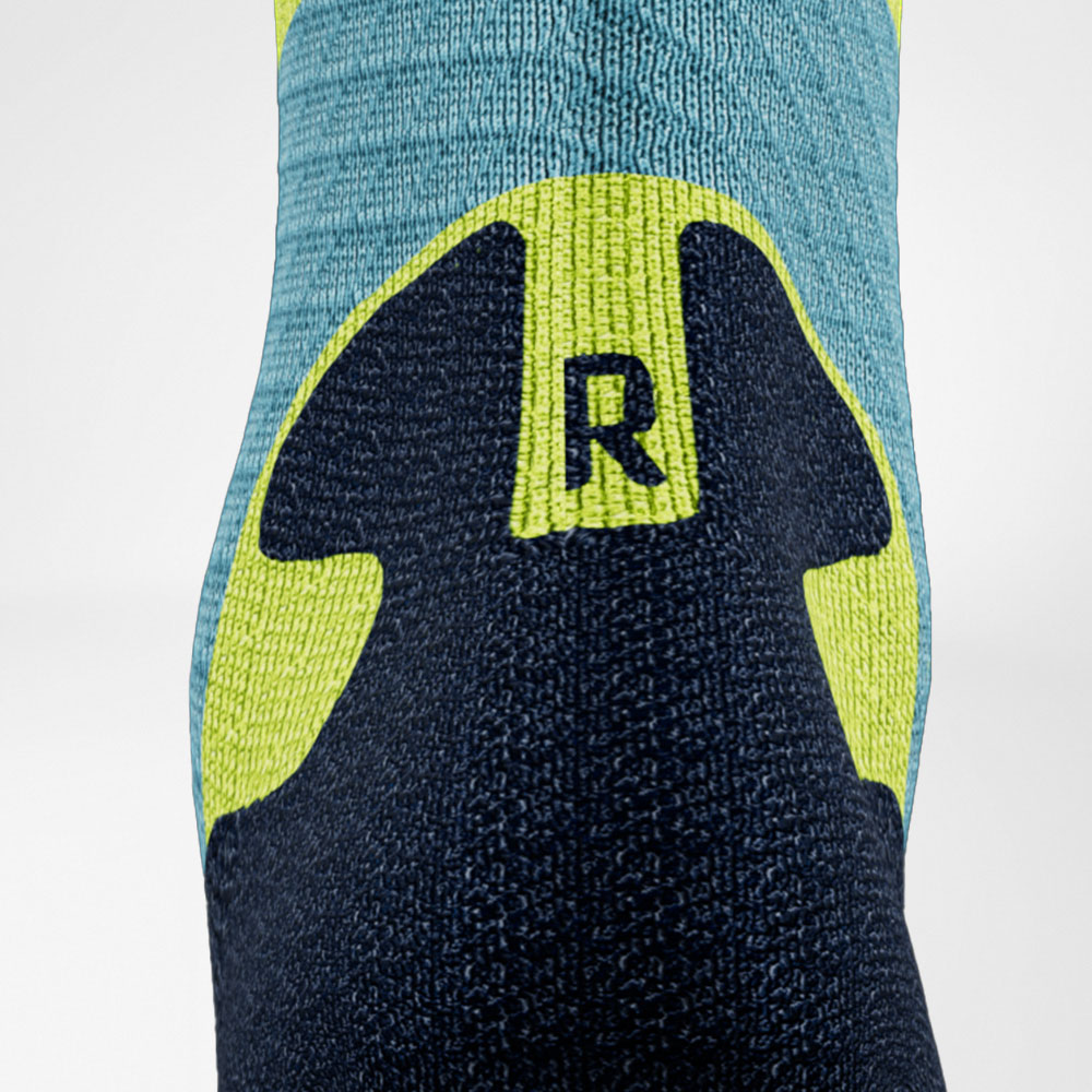 Trailrun Running Socks Blue Geel Detail Comfort Zone Gedetailleerd uitzicht op het Achilles -huwelijksgebied van de blauwe en gele trailrun - lopende sokken