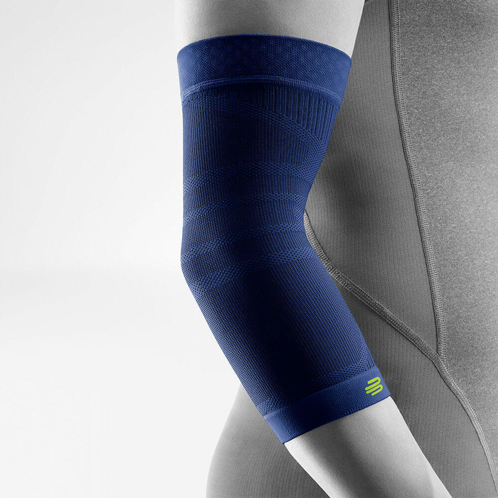 Ellenbogensleeve Dark Blue Side View Volledig uitzicht op de donkerblauwe Sportsleev voor de elleboog op het gestileerde grijze lichaam