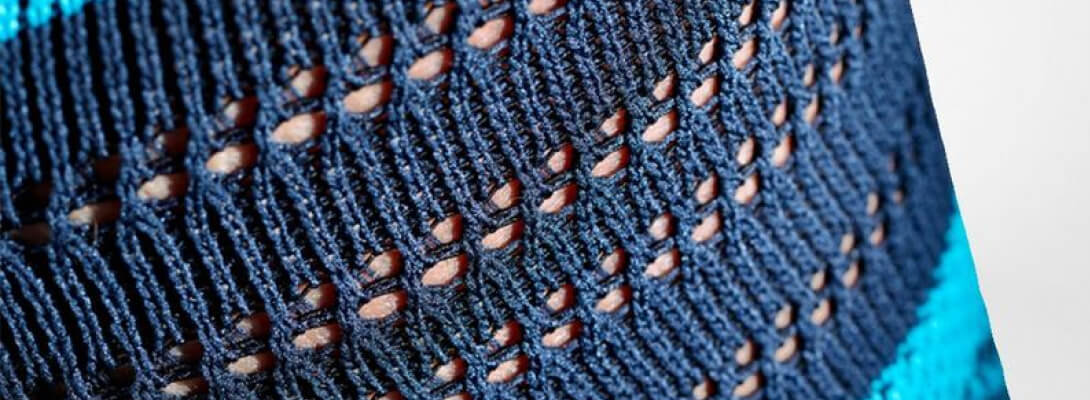 Kniegebandage gedetailleerde opname Gedetailleerd uitzicht op het ademende breien in de knie van de kniedraad voor sport