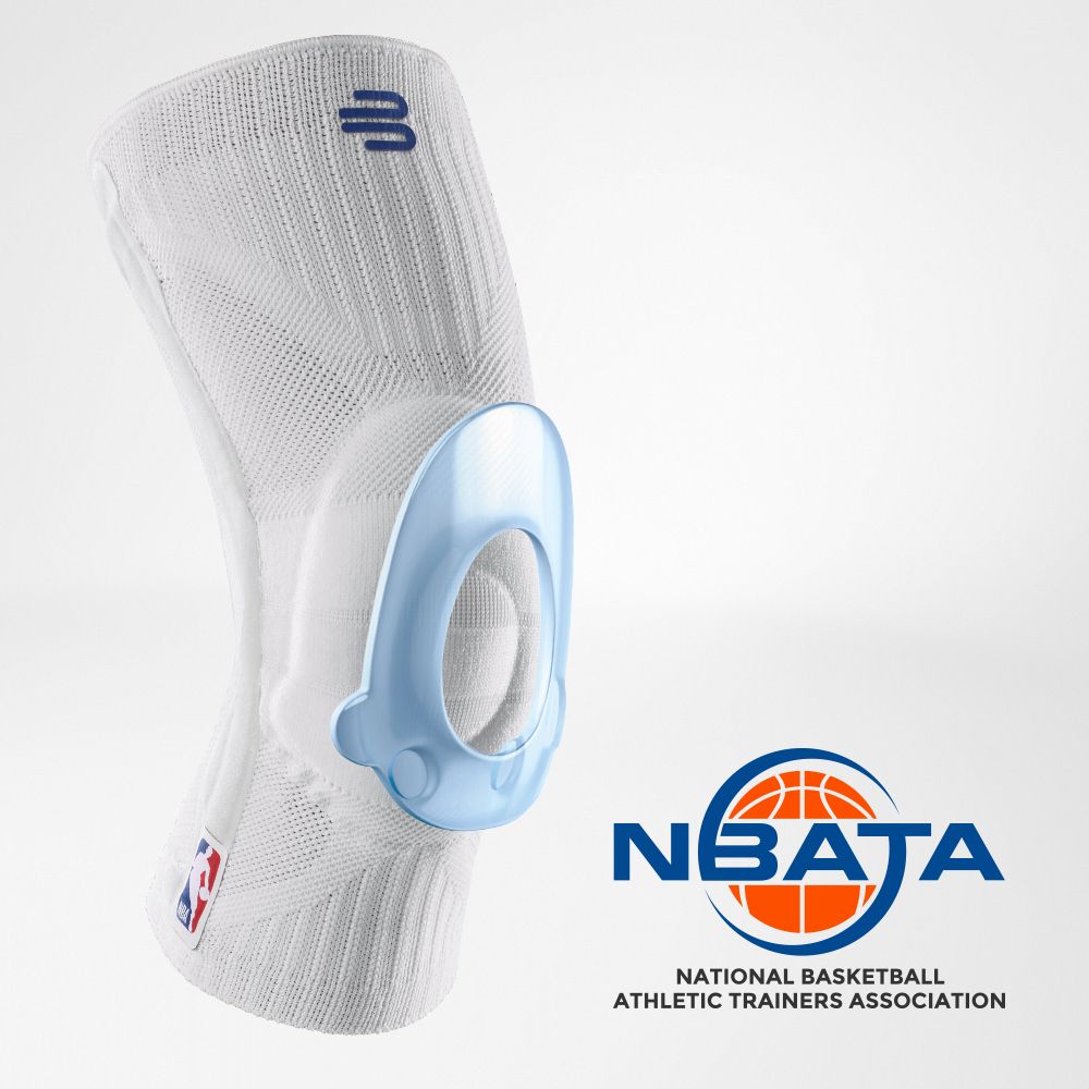 Volledig zicht op de witte knieondersteuning NBA met een extra NBATA -logo en pelotte op de foto