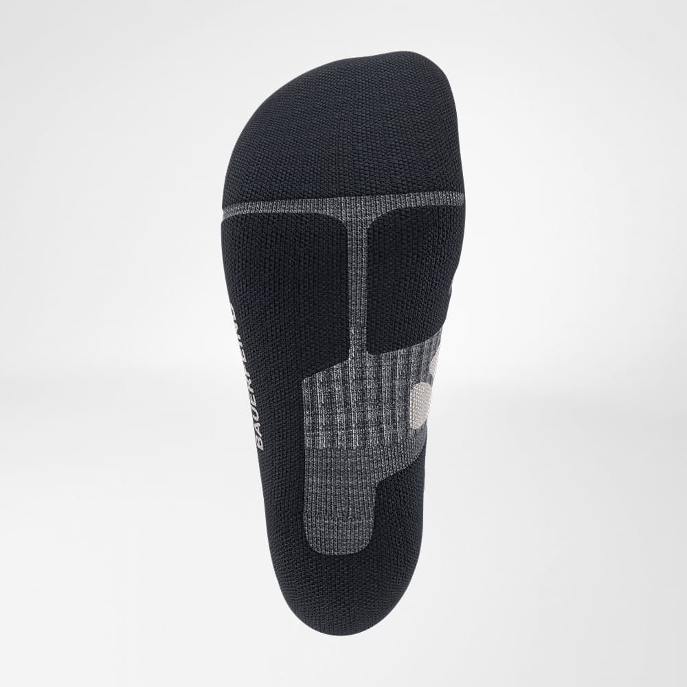 Merino Hiking Socks Dark Gray Detail Relief Brine Uitzicht van de merino -wandelsokken van onder in donkergrijs