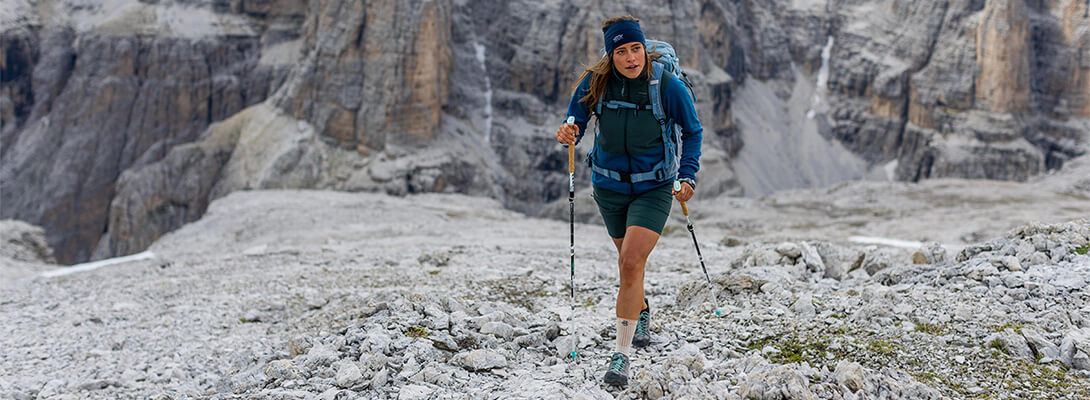 Avontuurlijke bergwandeling op rotsachtig terrein in de Alpen Vrouw aan het wandelen op rotsachtig terrein in de Alpen.