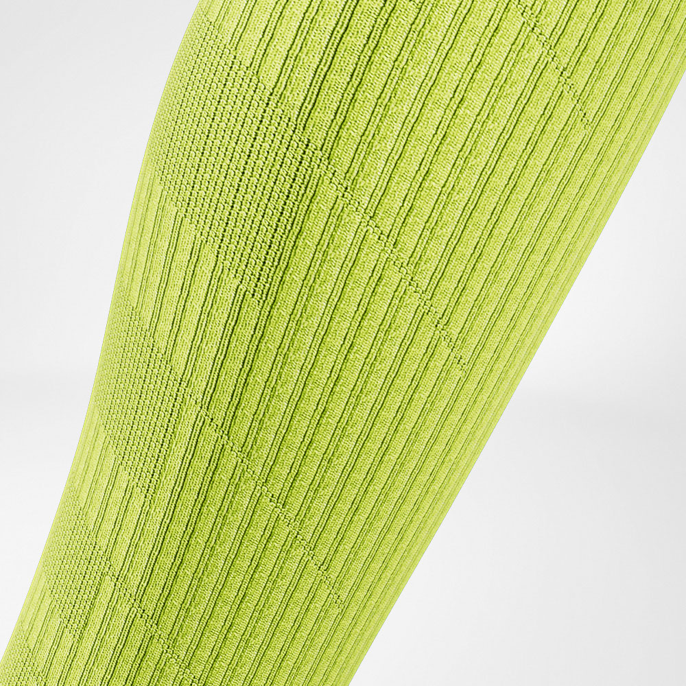 Trailrun Running Socks Blue-Gele Detail Compression Zones Gedetailleerd beeld van het kalfsgebied van de blauw -glezen trailrun - loop sokken