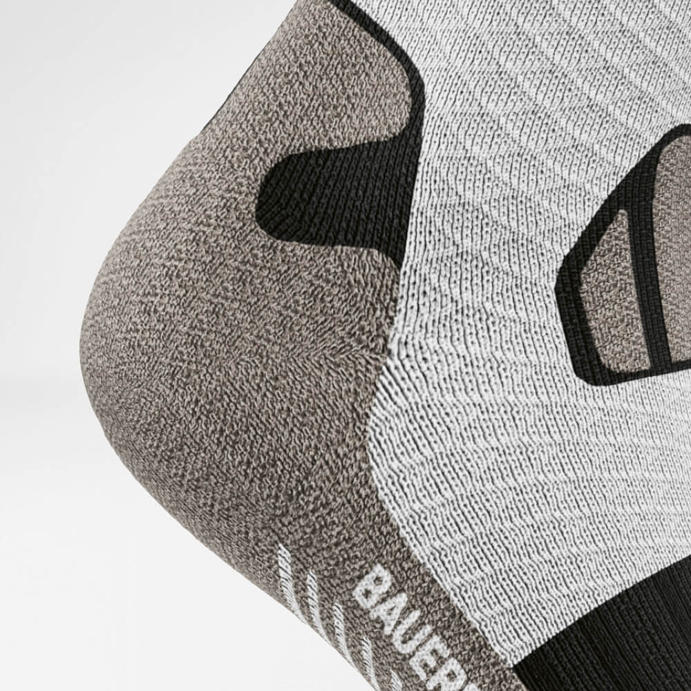 Gedetailleerde weergave Hiel van de Gedetailleerd uitzicht op het Achilles 'gebied van de grijs zwart-wit Trail Run - Running Socks