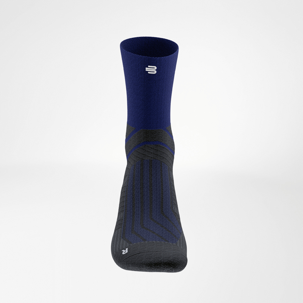 Vooraanzicht van de Run Performance Midcut Socks in blauw met zwart voetgedeelte en gerichte functionele zones voor ondersteuning en comfort tijdens het hardlopen.
