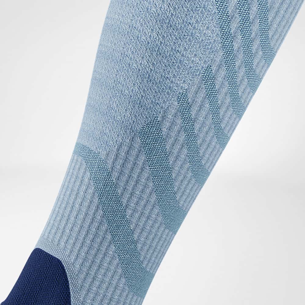 Merino wandelsokken lichtblauwe details compressiezones Gedetailleerd beeld van het kalfsgebied van de merino -wandelsokken in lichtblauw