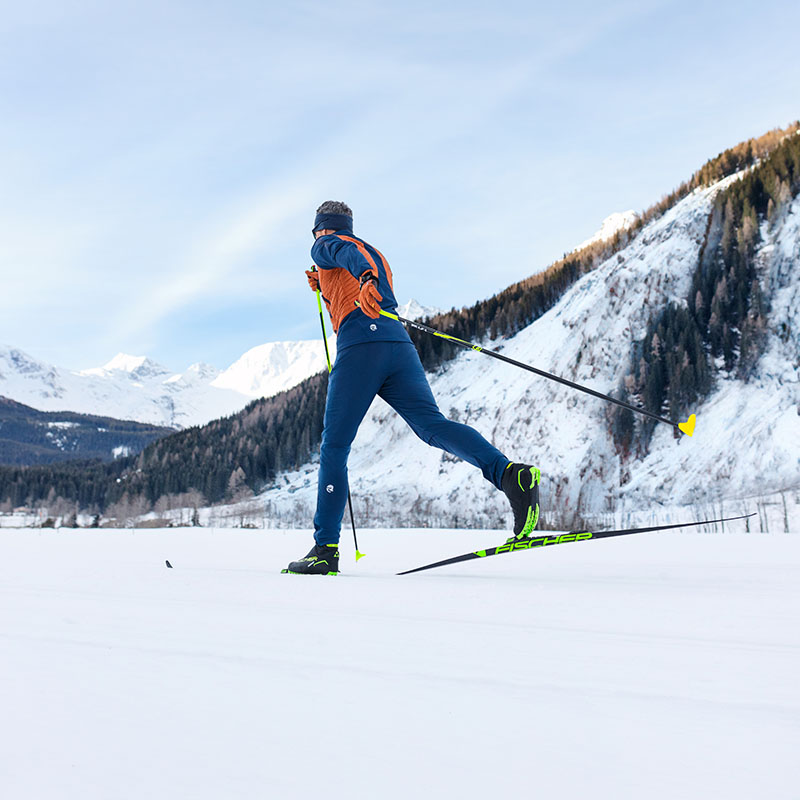 Langlaufen in de Alpen Je kunt een man zien langlaufen in de Alpen
