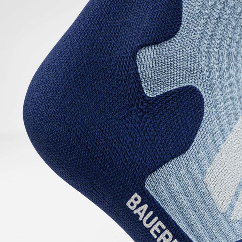 Merino Hiking Socks Light Blue Detail Heel Protection Gedetailleerd beeld van de hiel van de merino -wandelsokken in lichtblauw