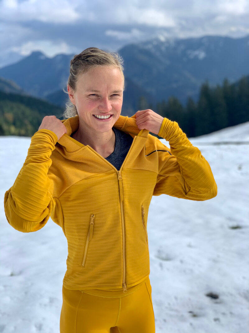 Anna Hahner in een geel pak in het winterlandschap