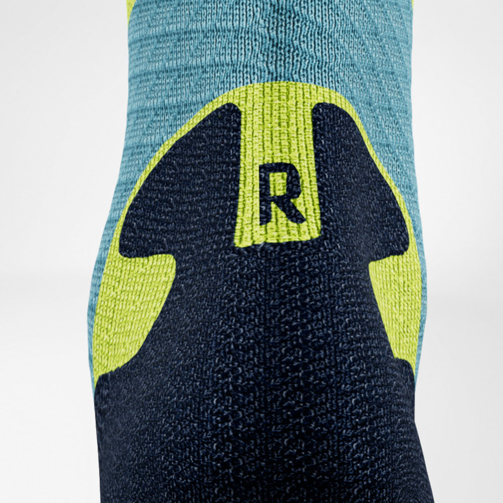 Detaillering van Achilles Comfort Zone van de blauwe en gele middellange loopbaanrun - lopende sokken