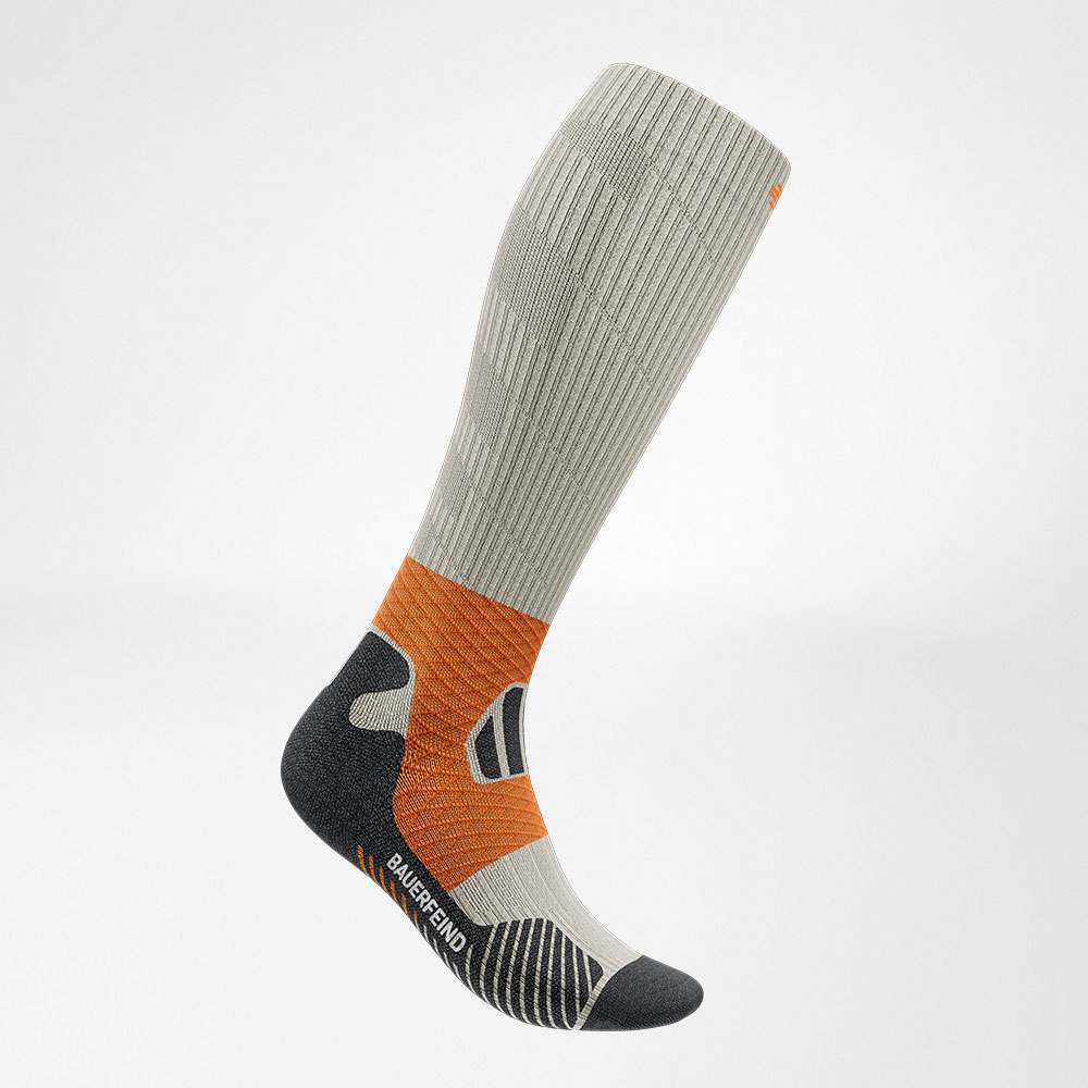 Lateraal vooraanzicht van de grijs -Orange Trail Run - Running Socks