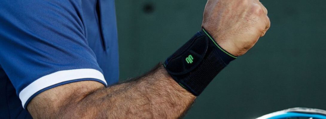 Zwarte polsband in het zwart tijdens sport Arm van een tennisspeler met polsbandage