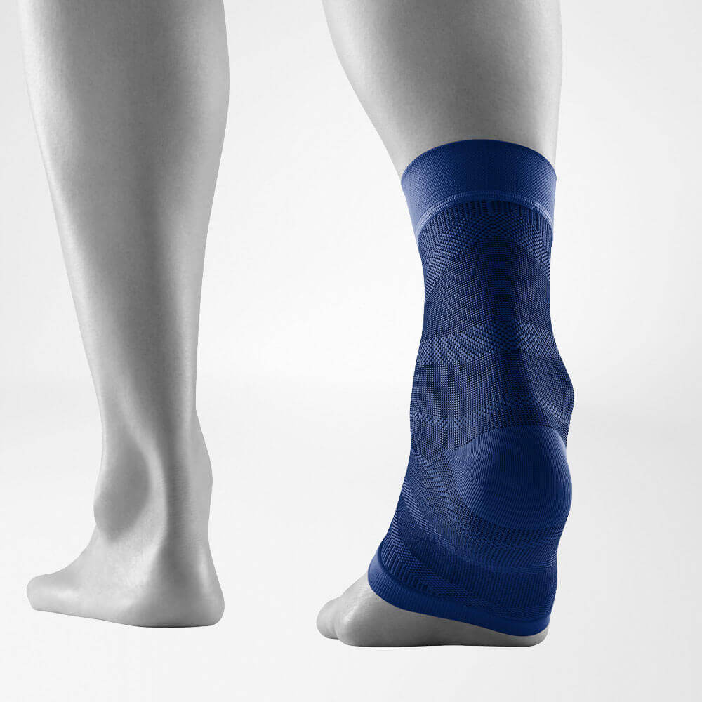 Terugkeeraanzicht van de donkerblauwe Sportsleeves voor de enkel