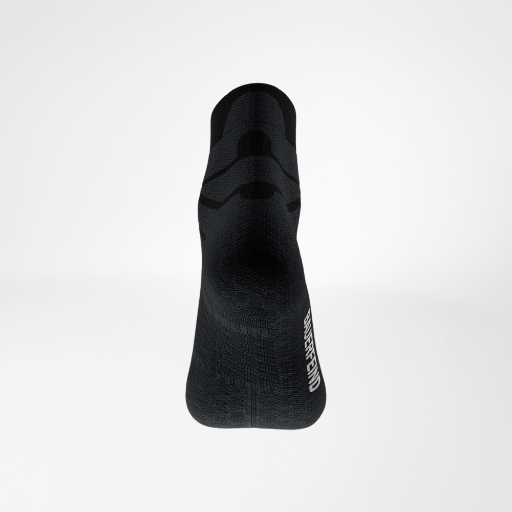 Zwarte Run Performance sok van achteren Achteraanzicht van de zwarte Run Performance Low Cut sok van Bauerfeind, hiel in beeld, fijne breistructuur en logo aan de zijkant zichtbaar.