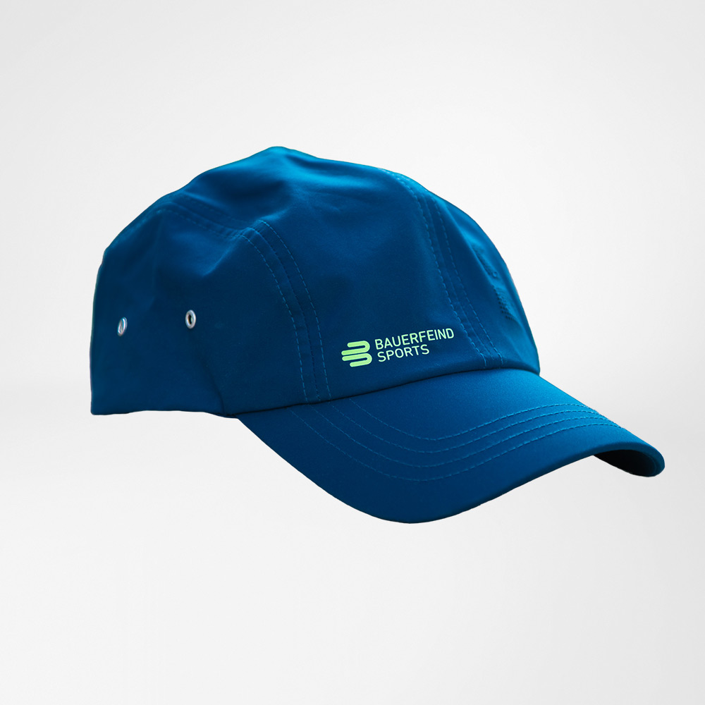 Blauwe Bauerfeind Sports pet met groen logo op een lichte achtergrond – sportieve bescherming voor zonnige trainingsdagen.
