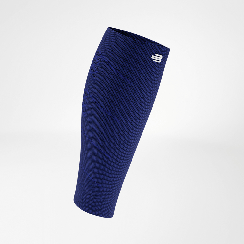 Blauwe compressiesleeve voor de kuit in vooraanzicht, met duidelijk breistructuur en wit logo op de bovenrand. De vorm loopt anatomisch taps toe naar beneden.