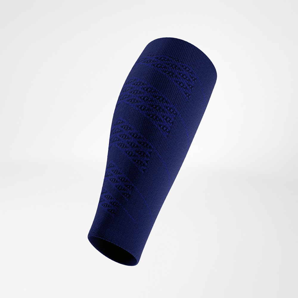Zijaanzicht van een blauwe compressiekous voor het onderbeen. Het elastische materiaal toont fijne structuren met het logo duidelijk zichtbaar aan de bovenkant.