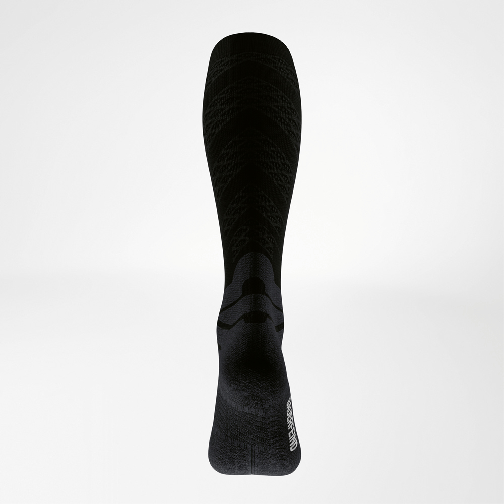 Achteraanzicht van de Run Performance Sock – Compressie op de kuit Achteraanzicht van een zwarte hardloopsok met zichtbare functionele zones bij kuit en hiel en fijne compressiestructuren voor gerichte spierondersteuning.