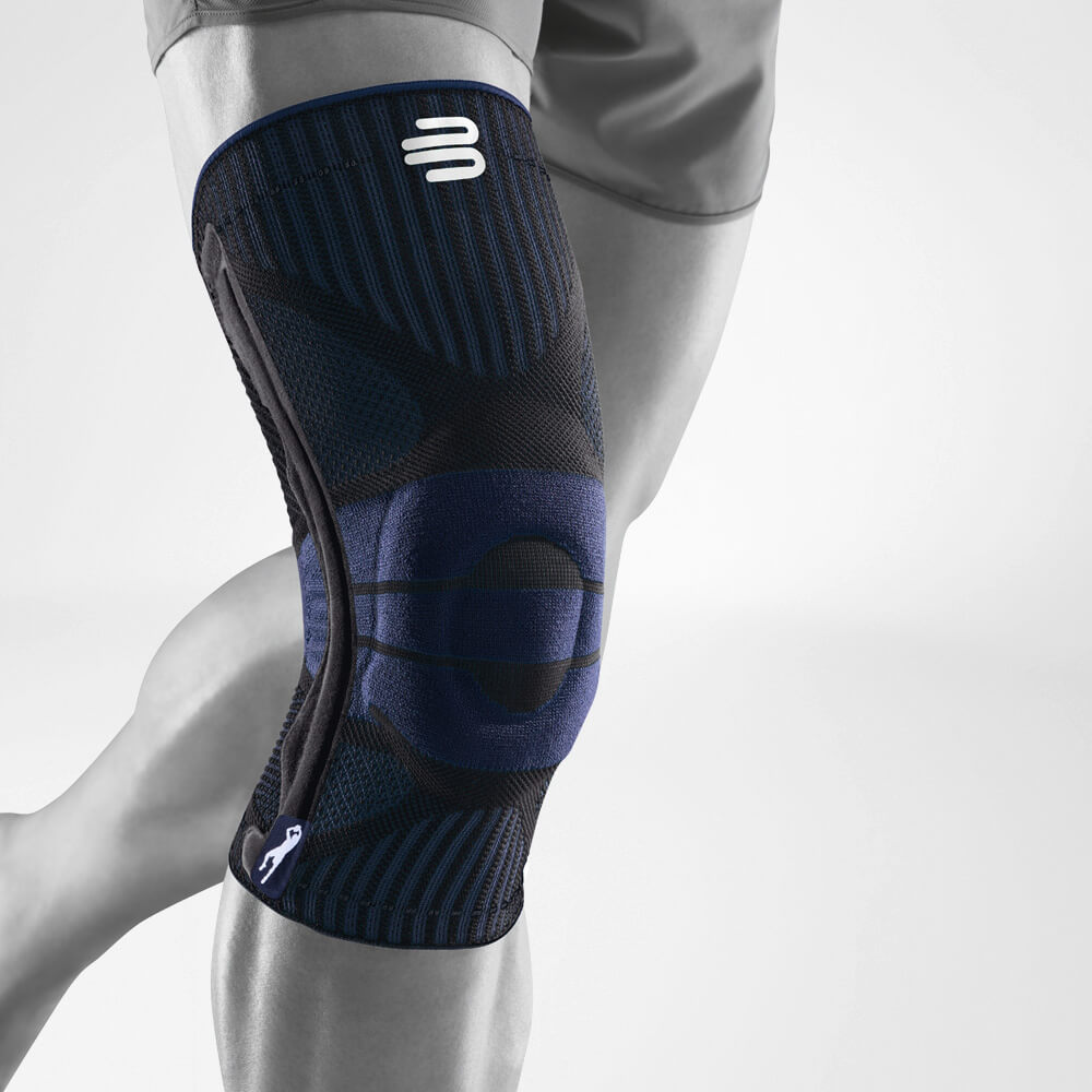 Volledig uitzicht op de zwarte kniebrace voor sport	 Dirk Nowitzki-editie	 op het gestileerde grijze been
