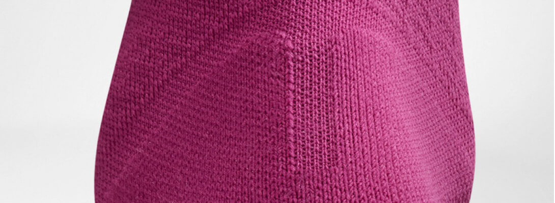 Gedetailleerd beeld op de achillespeesbeschermingszone van de roze -gekleurde luchtige gebreide compressiesokken en hardlopen