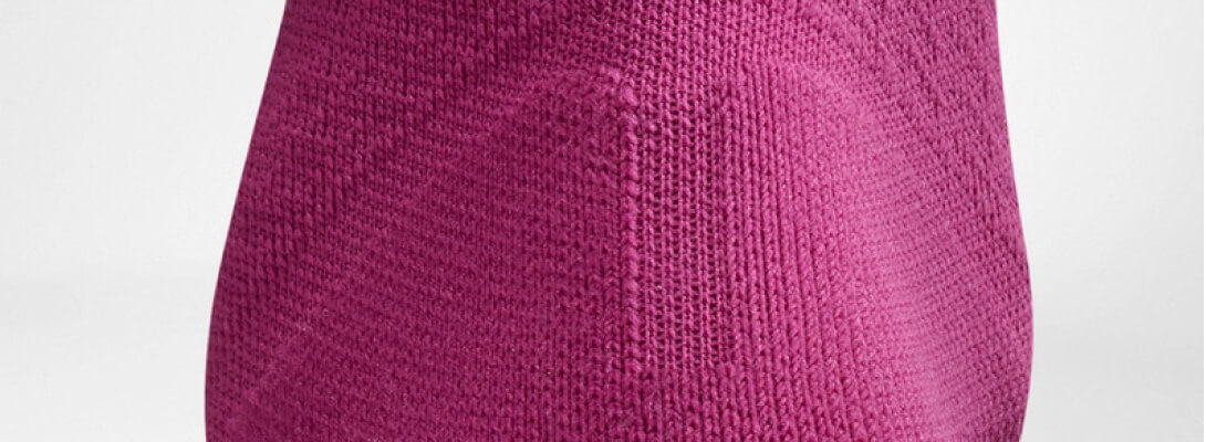 Compressiesokken Sport Ultraight Berry Detaileerde opname Gedetailleerd beeld op de achillespeesbeschermingszone van de roze -gekleurde luchtige gebreide compressiesokken en hardlopen
