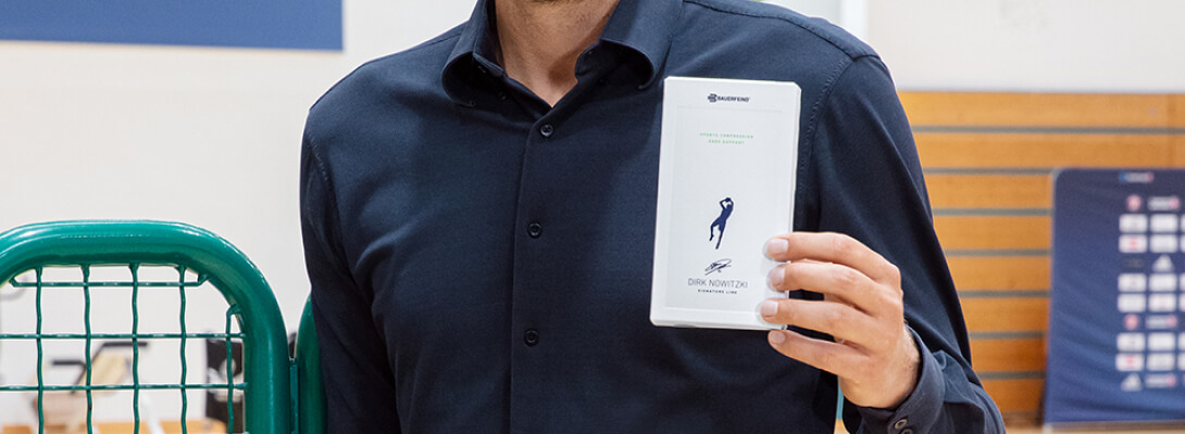 Dirk Nowitzki toont de verpakking van de kniemouwen van Dirk Nowitzki-editie in de camera