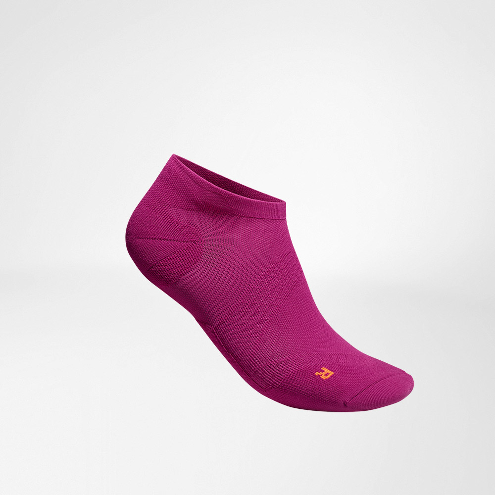 Lateraal compleet uitzicht op de roze korte, licht lopende sokken