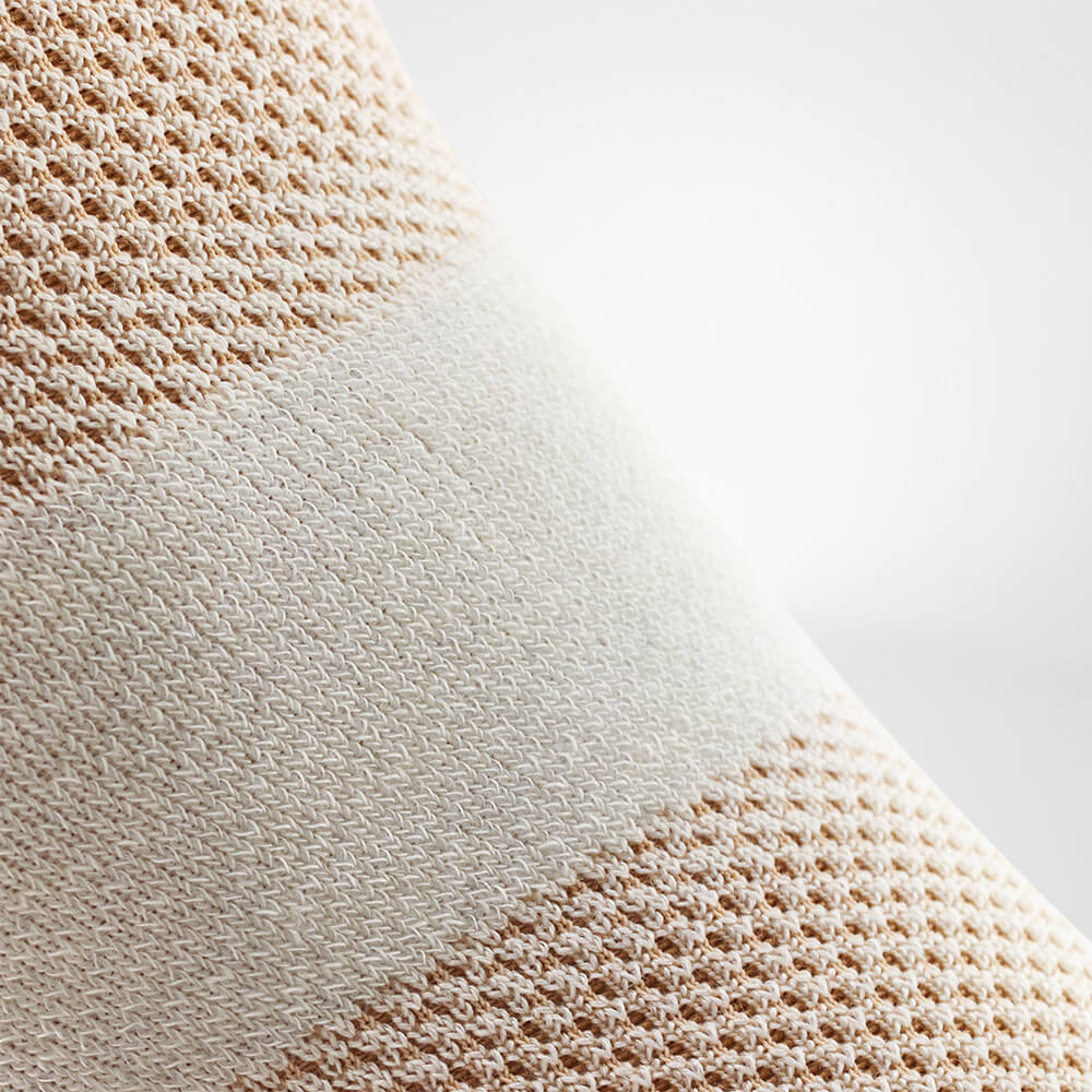 Detail van de achterkant van de knie van een kniebrace voor maximaal comfort