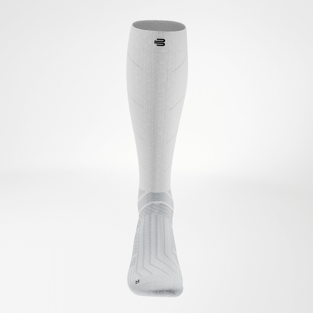 ooraanzicht van de witte Run Performance Socks Long met symmetrisch ontwerp en geaccentueerde compressiezones.