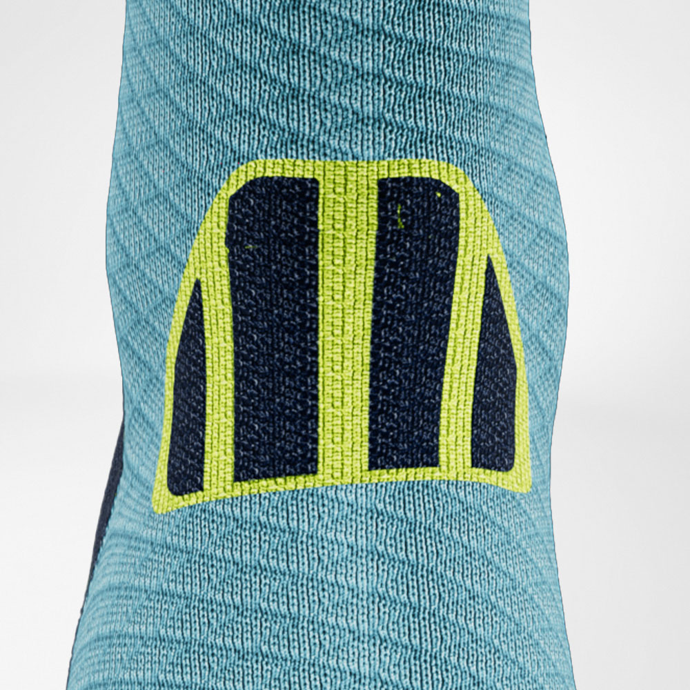 Trailrun Running Socks Blue-Geel Detail Achilles Comfort Gedetailleerd uitzicht op het Achilles -huwelijksgebied van de blauwe en gele trailrun - lopende sokken
