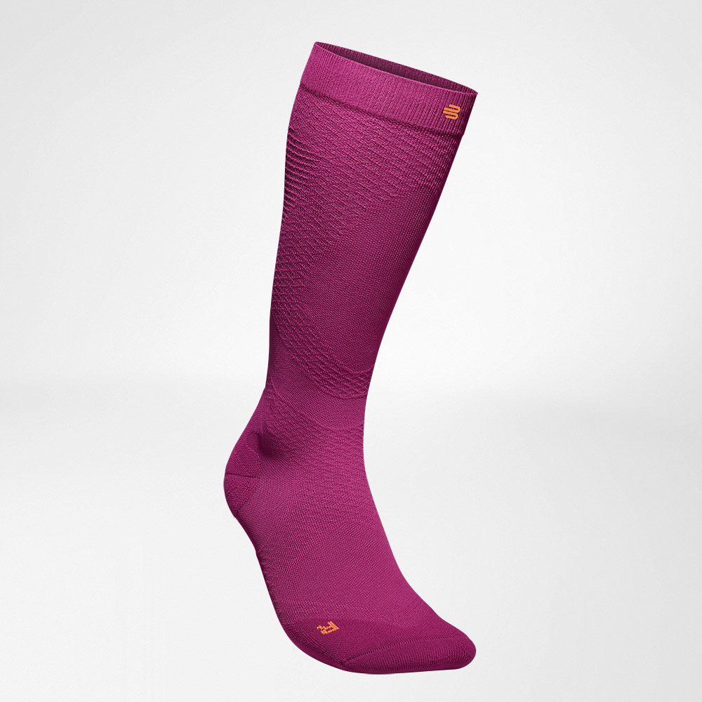 Compressiesokken Sport Ultralight Berry vooraanzicht raar Lateraal vooraanzicht van de roze -gekleurde luchtige gebreide compressiesokken om te rennen