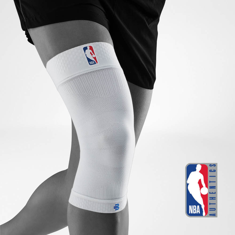 Volledig uitzicht op witte kniehoes NBA op de gestileerde grijze body