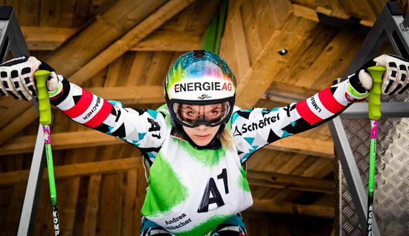 De Oostenrijkse ski -racer Andrea Limbacher in het starthuis in Ski Cross ziet er geconcentreerd uit