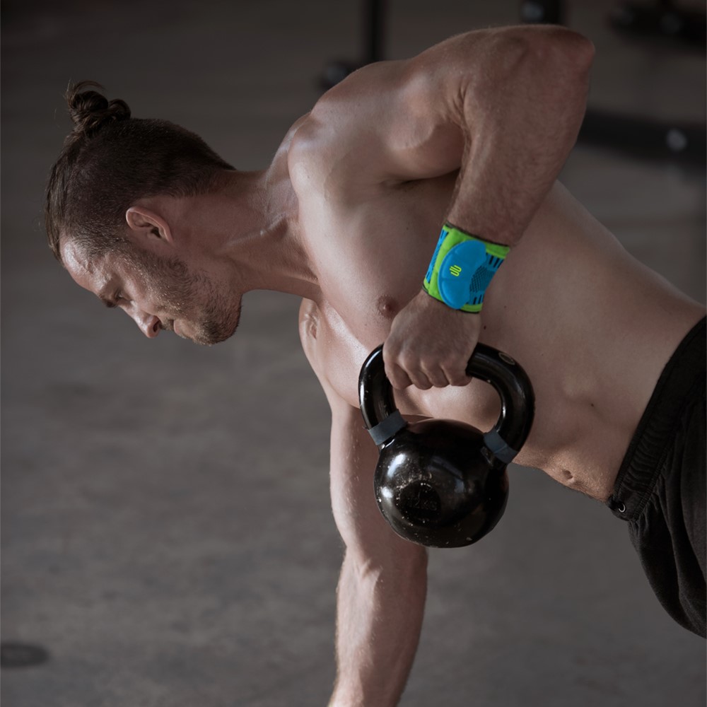 Man bij Kettlebell Training met polsbandje voor sport