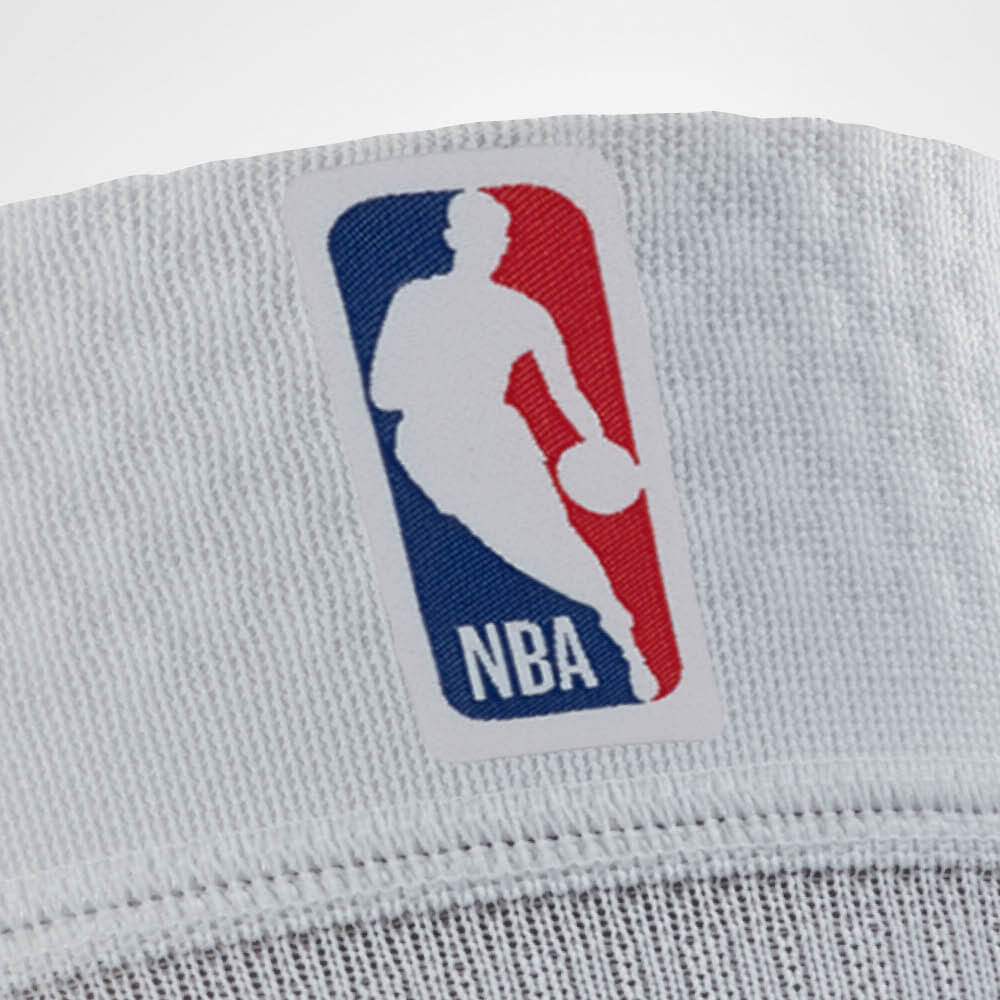 Focus NBA -logo op de witte kniehoes NBA