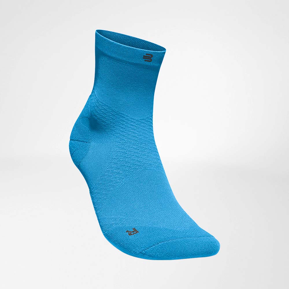 Mittellange Sportsocken ultraleicht lagoonblue Vorderansicht schräg Seitliche Vorderansicht der blauen mittellangen luftig gestrickten Laufsocken