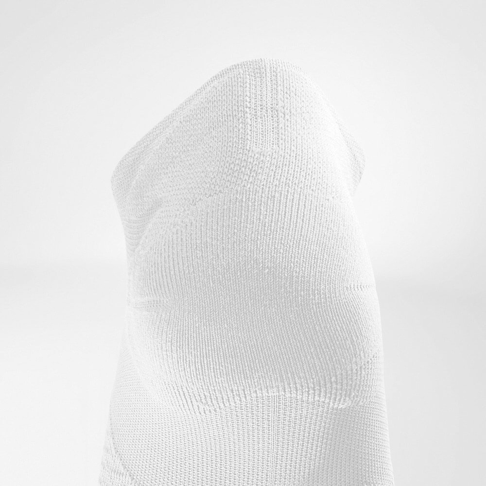 Kurze Sportsocken ultraleicht weiß Detail Heel Protection Detailansicht des Achillessehnenschutzbereiches der weißen kurzen leichten Laufsocke