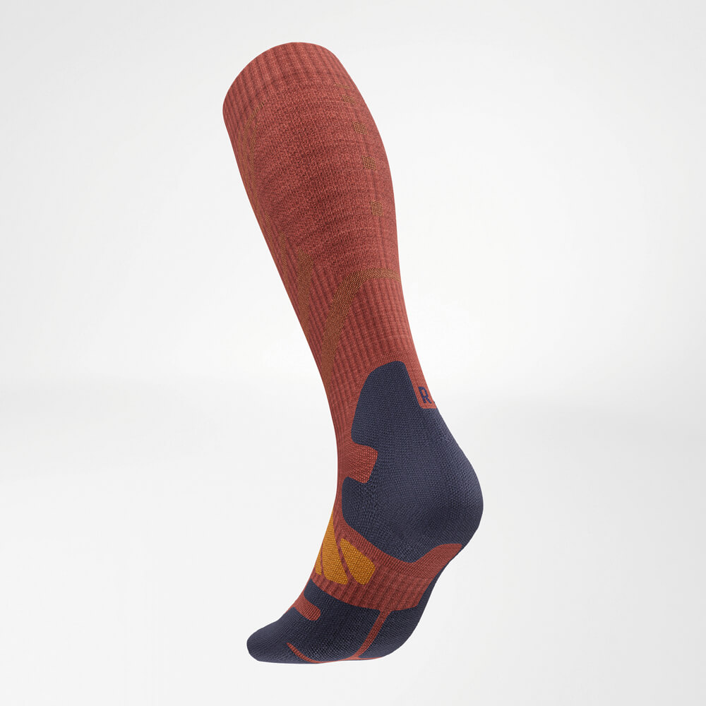 De Merino Outdoor Socks in granaat in een diagonale achteraanzicht vanaf links, met nadruk op de verstevigde hiel- en schachtgedeelten.