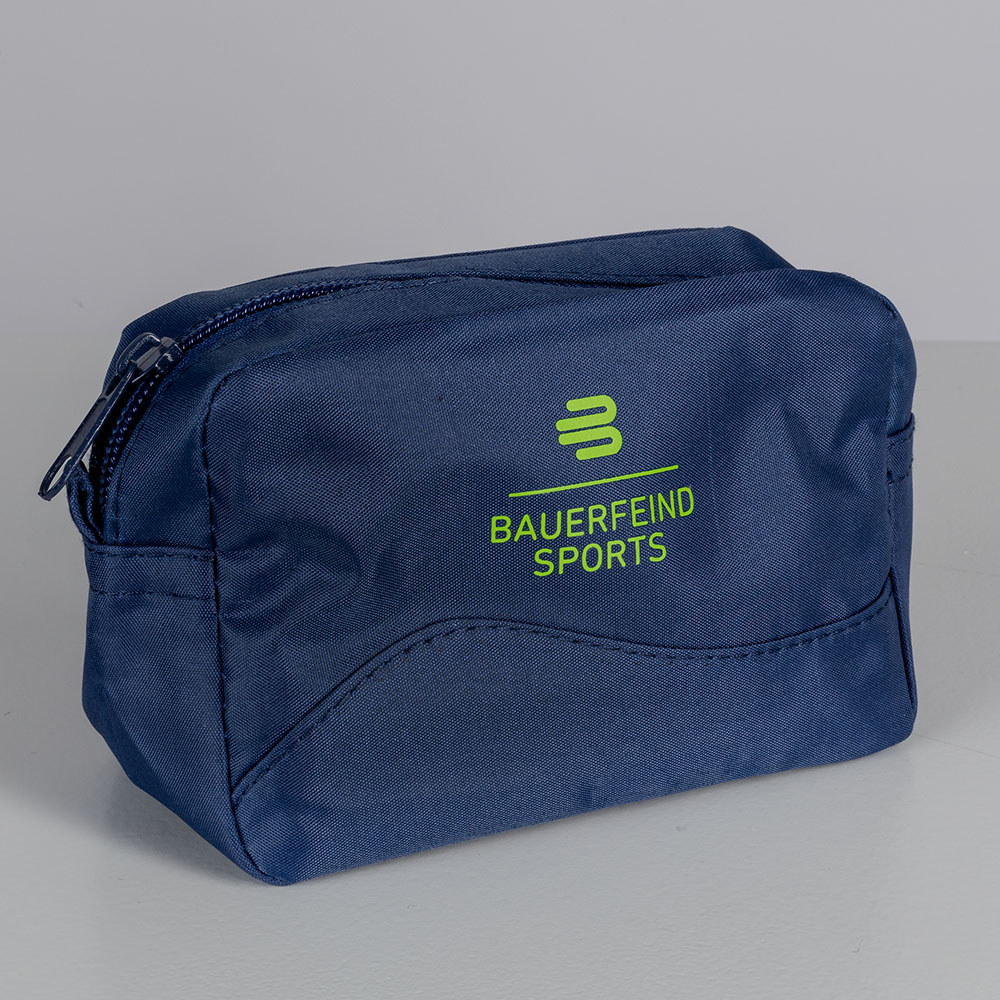 Minimalistisch design: De Bauerfeind Sports cosmetische tas in de studio Close-up van een kleine, blauwe Bauerfeind Sports cosmetische tas in de studio. De tas is eenvoudig en toont het Bauerfeind-logo in groen.