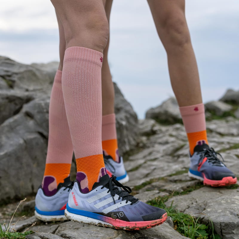 Roze medium -lange en compressiesokken van de Trail Run Sock van Bauerfeind Sports on a Rock
